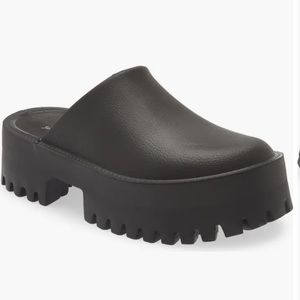 Lugged platform clogs